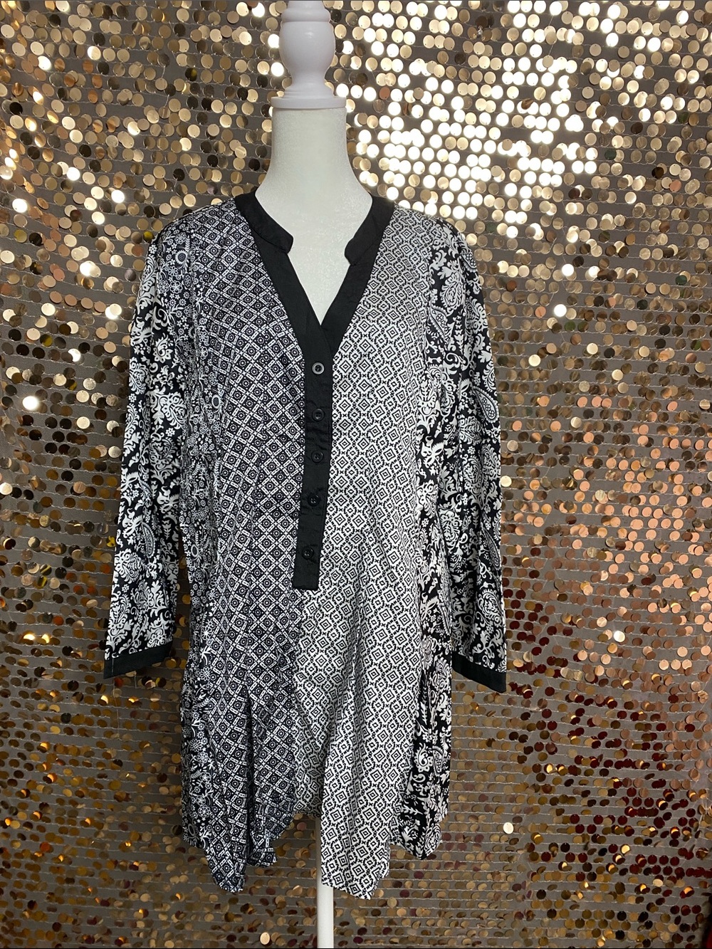 Black and white V-neck top #1532